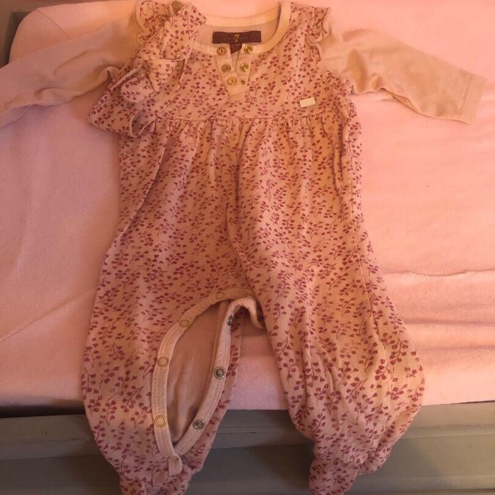 Seven outfit with bow